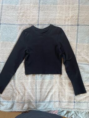 Women's Black Cropped Long-Sleeve Crewneck Top